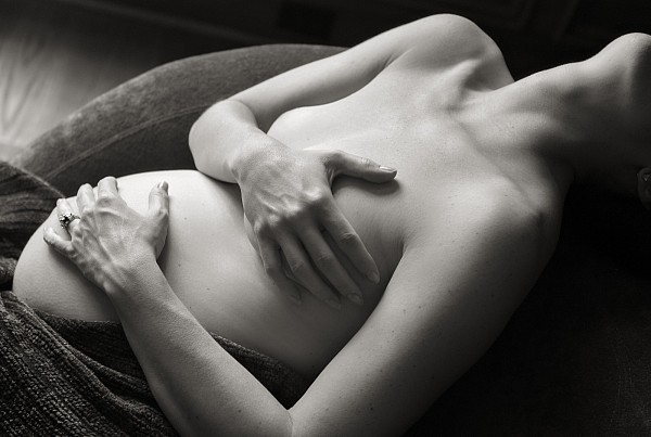 charlotte-maternity-photographers-mother-reclined.jpg Black and white photograph of mother reciined