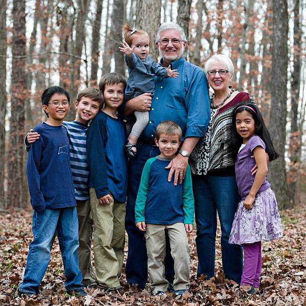 grandparents-grandchildren-family-photography.jpg Natural light portrait of grandparents and grandchildren