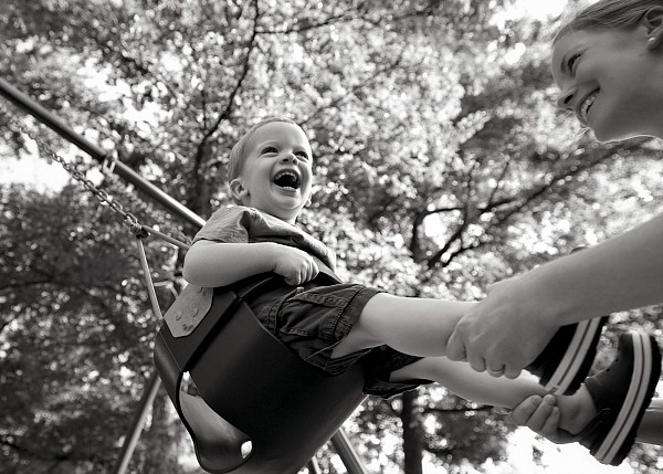 fall-family-portrait-ideas-child-photographers.jpg fall family portrait at midwood park
